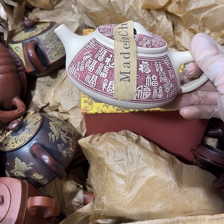 茶壶紫砂原矿泥料手工制作的一把紫砂壶。