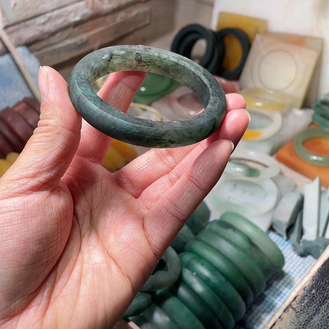 虫***飞定制石英质玉（非洲翠）定制加工