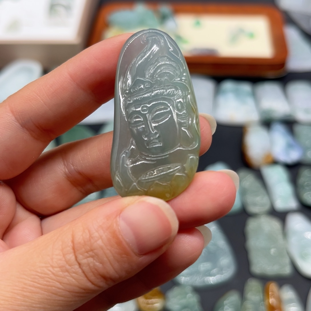 翡翠未镶嵌颈饰观音