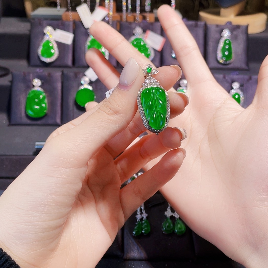 转***鬼翡翠银S925镶嵌颈饰叶子