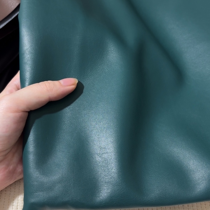 混纺墨绿色棉底皮1米。 