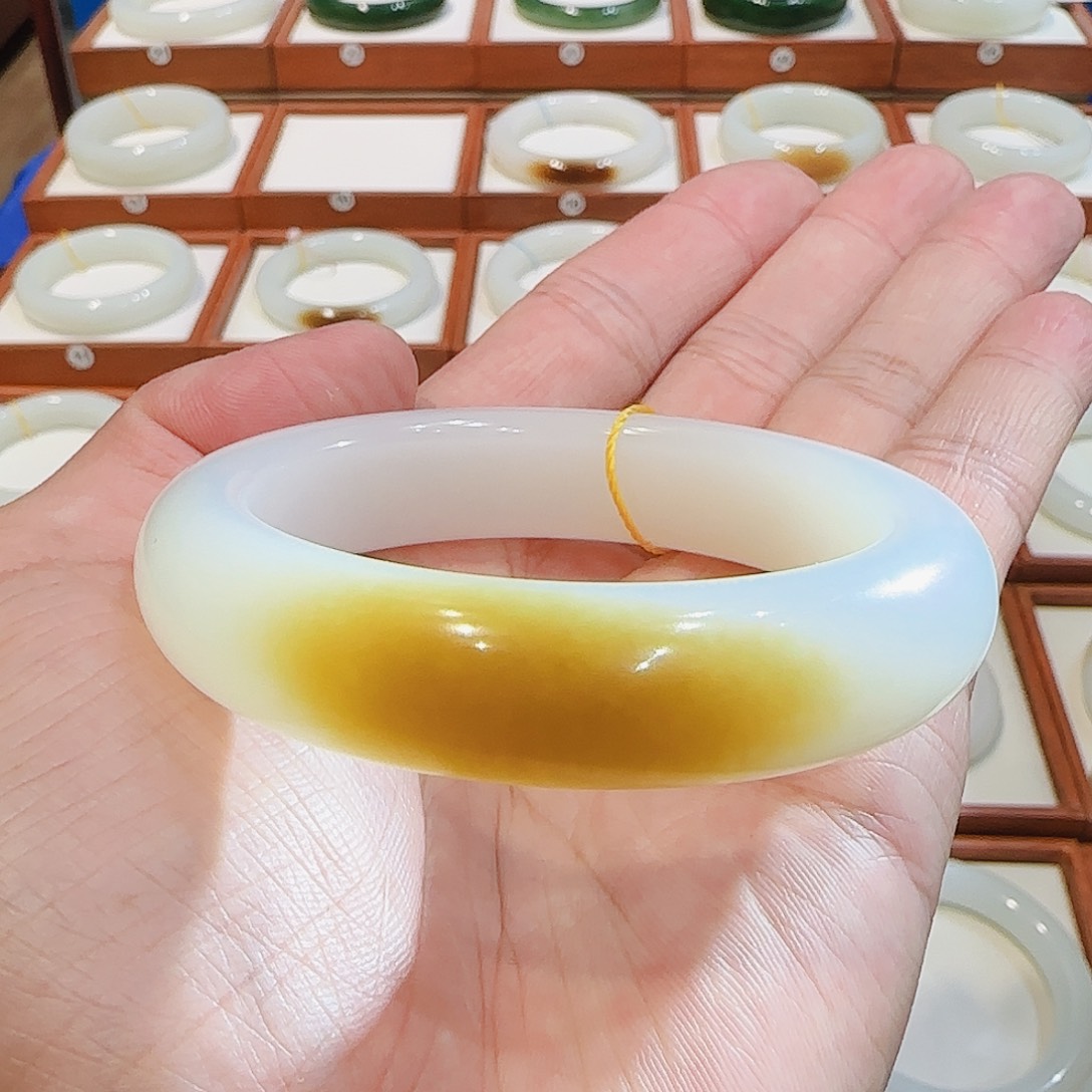 和田玉未镶嵌手镯且末一口黄金糖55 56 57