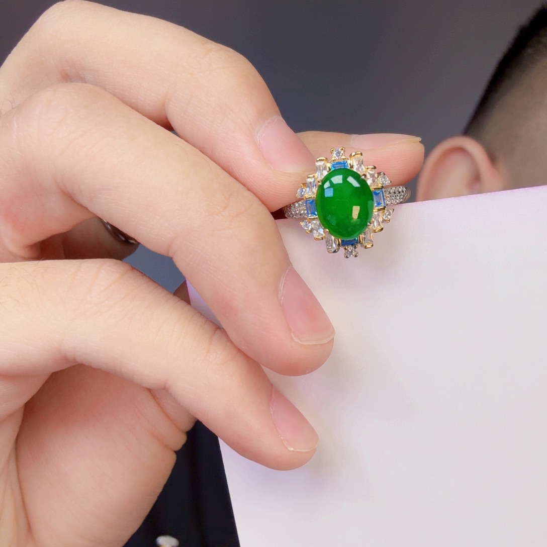 翡翠未镶嵌颈饰一件