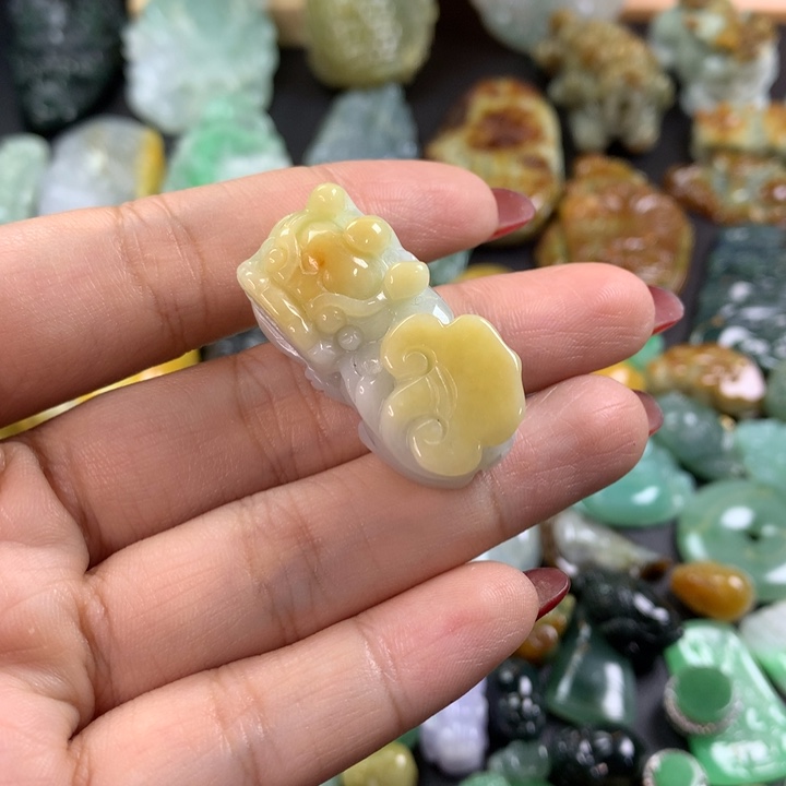 翡翠未镶嵌颈饰霸王貔貅