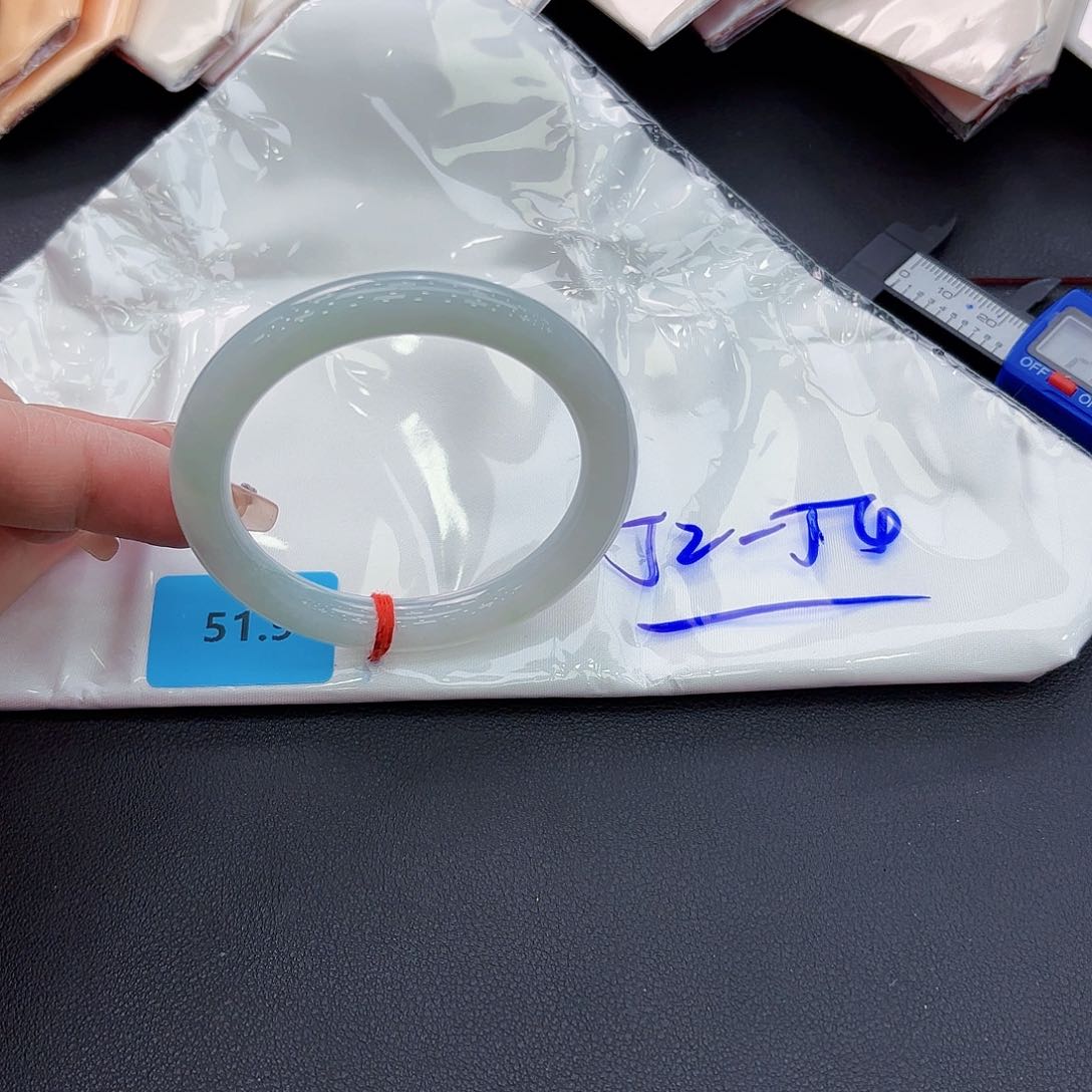 翡翠手镯未镶嵌手镯