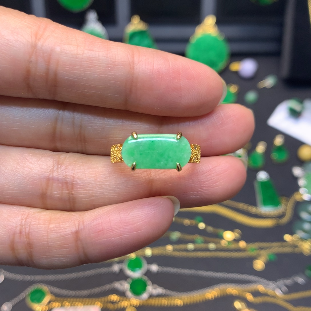 翡翠未镶嵌颈饰有纹