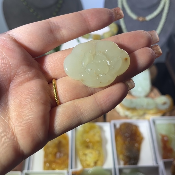 蛇纹石玉颈饰未镶嵌