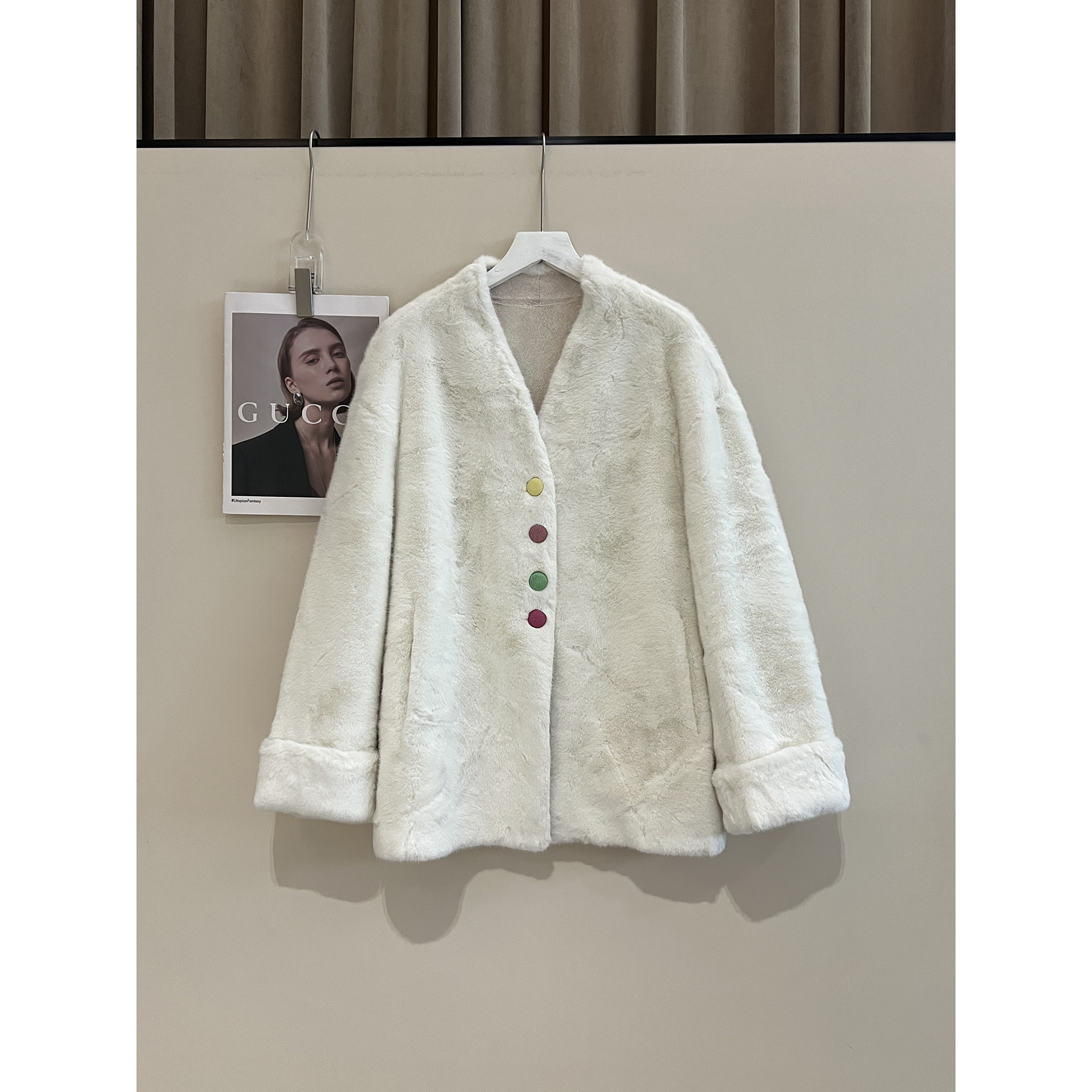 彩色装饰扣V领毛毛外套F4335