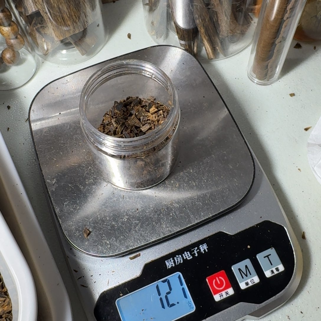 并****沉香碎屑沉香天然沉水留疤切碎