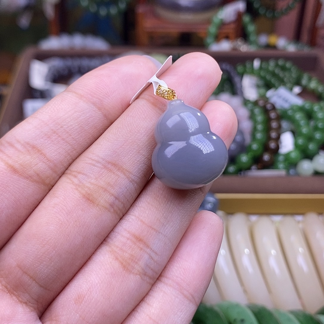 和田玉未镶嵌颈饰浓烟紫老矿料金镶葫芦