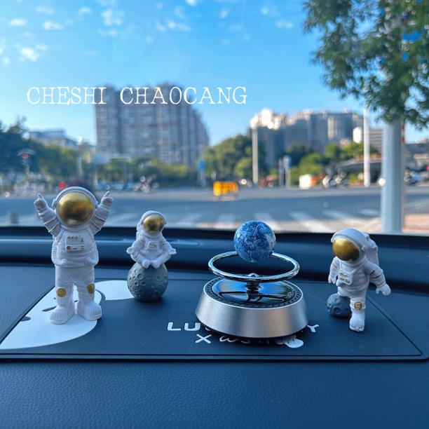 高级太空车载香薰太阳能高档宇航员香水摆件汽车车内装饰品摆件