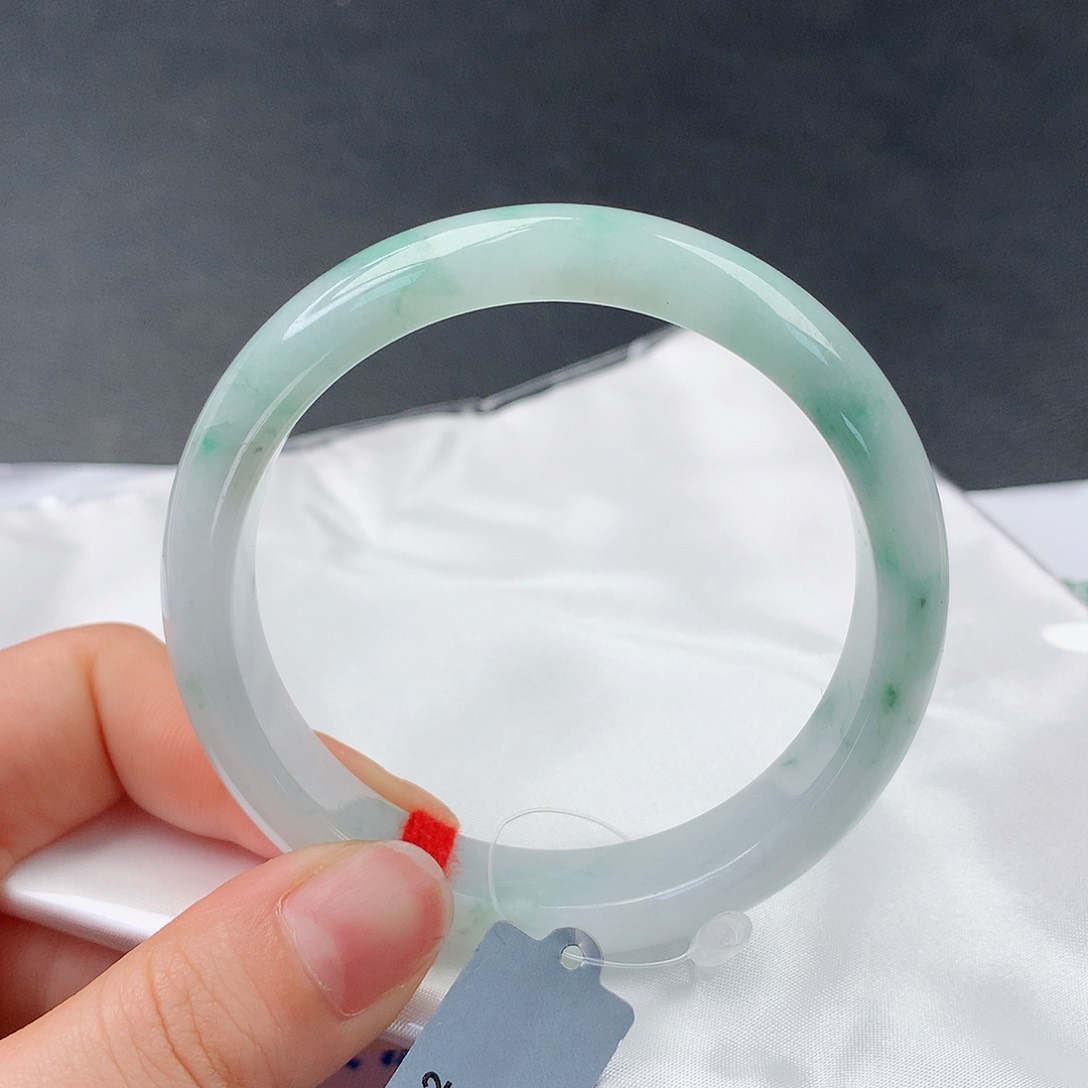 翡翠手镯未镶嵌70正57