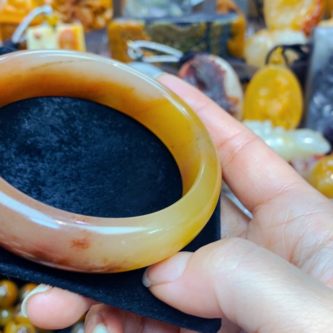 未镶嵌石英质玉（黄龙玉）颈饰