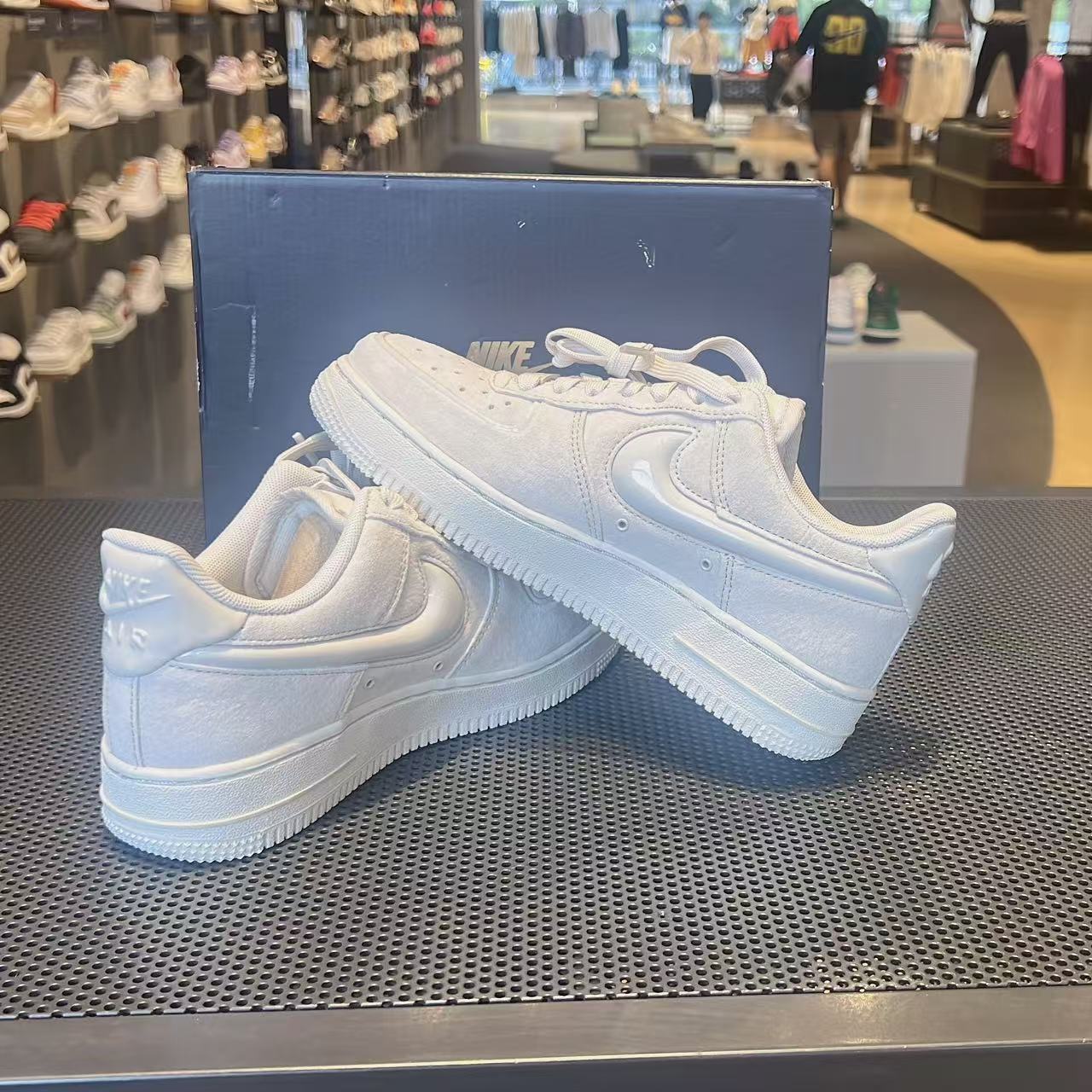 NIKE/耐克【流光机能风】AF1 女子经典空军运动休闲板鞋 HV4406001