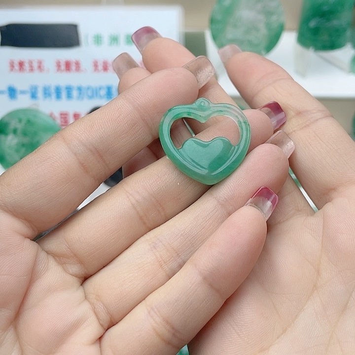 颈饰未镶嵌石英质玉