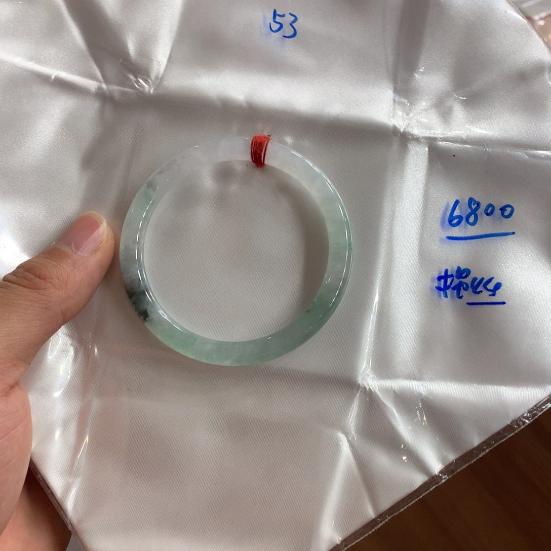 翡翠手镯未镶嵌翡翠