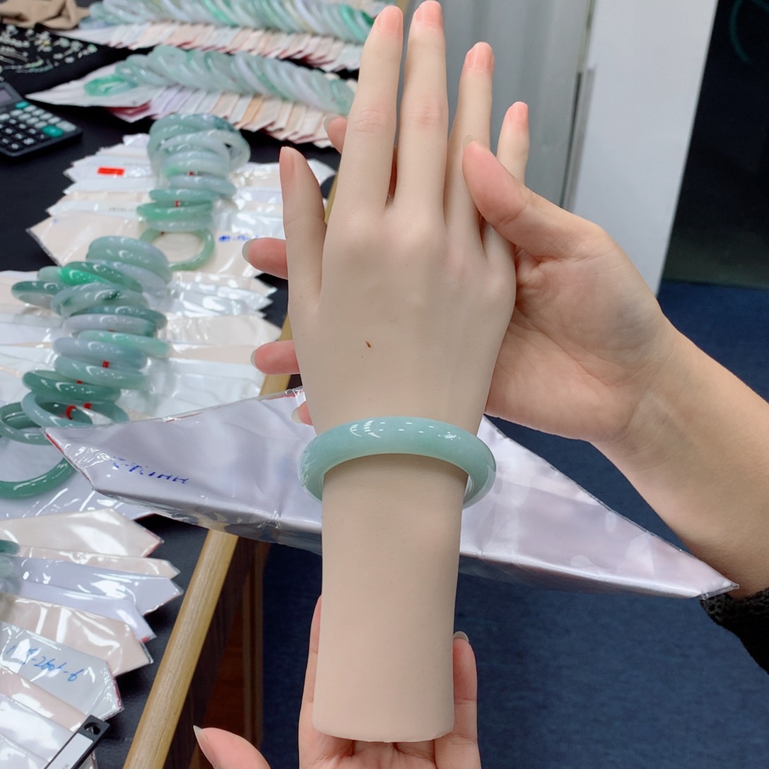 翡翠未镶嵌手镯48小时