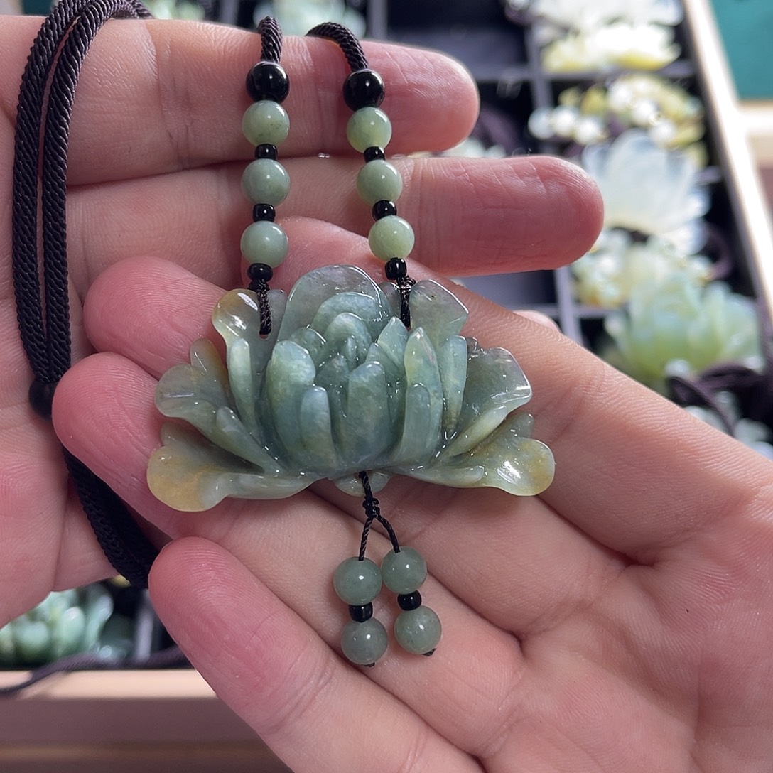 赖****蛇纹石玉未镶嵌颈饰