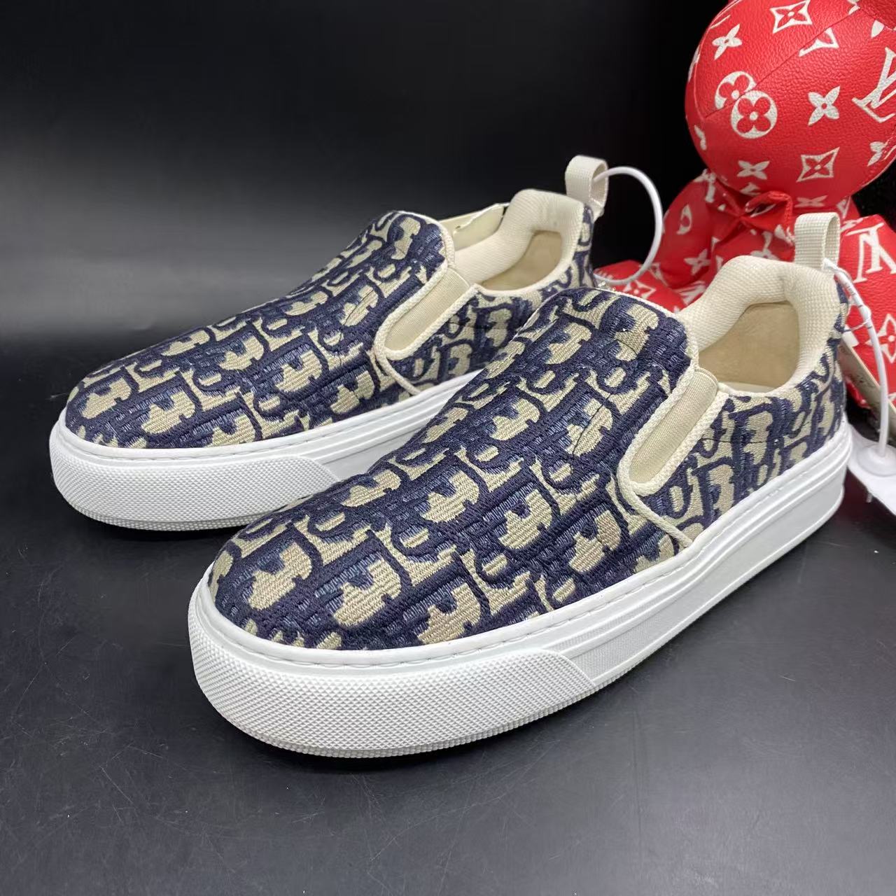 95新 DIOR/迪奥 蓝色刺绣时尚舒适一脚蹬板鞋38欧码LZ036