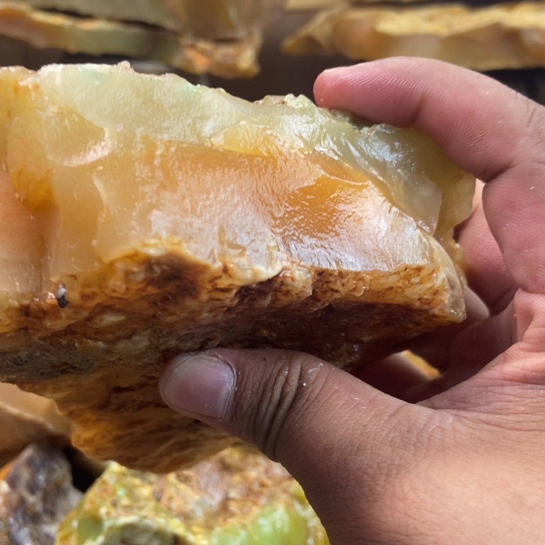 石英质玉（黄龙玉）未镶嵌珠宝奇石