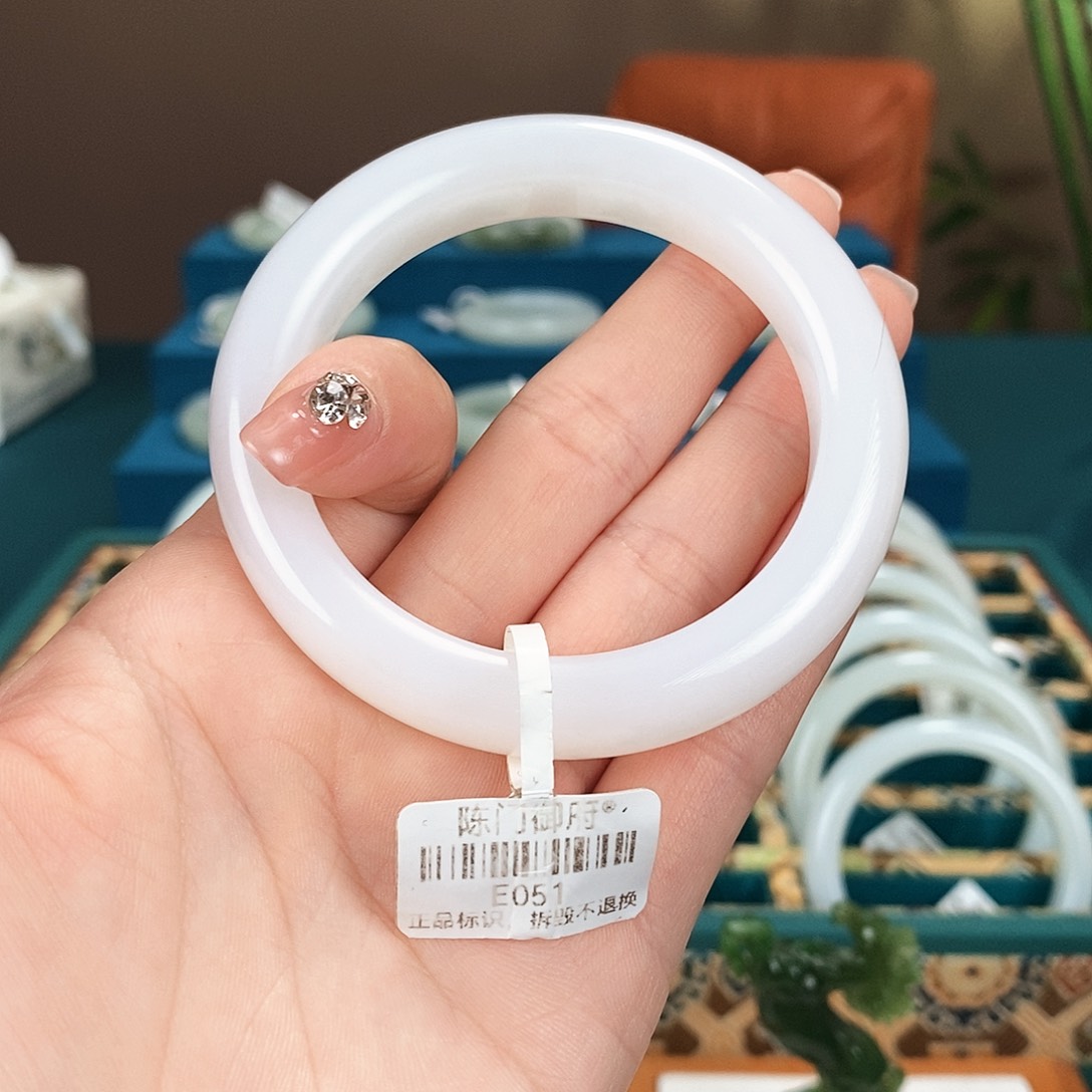 和田玉未镶嵌手镯E051