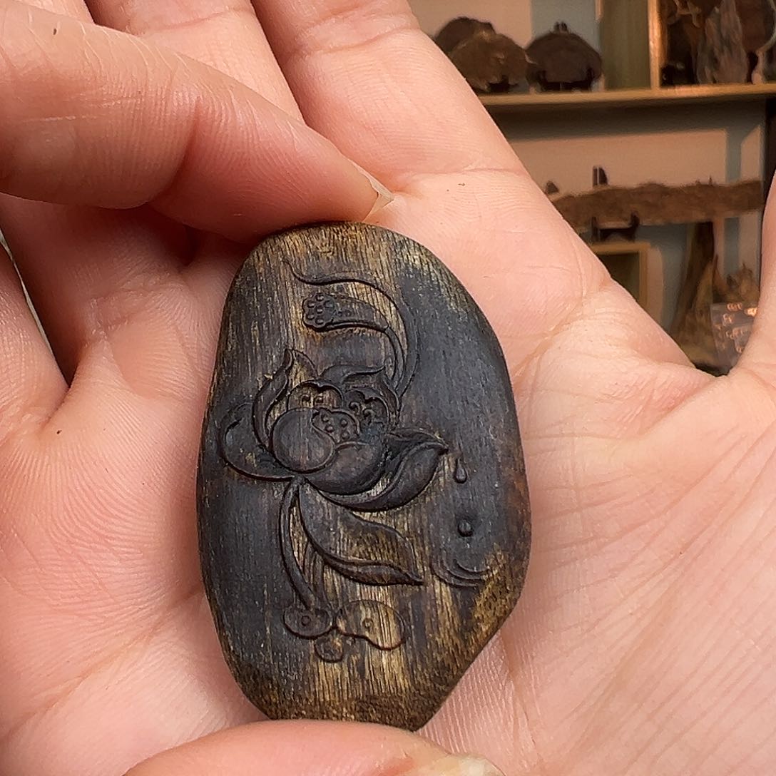沉香吊坠海南红骨凹身精雕牌子一个6克