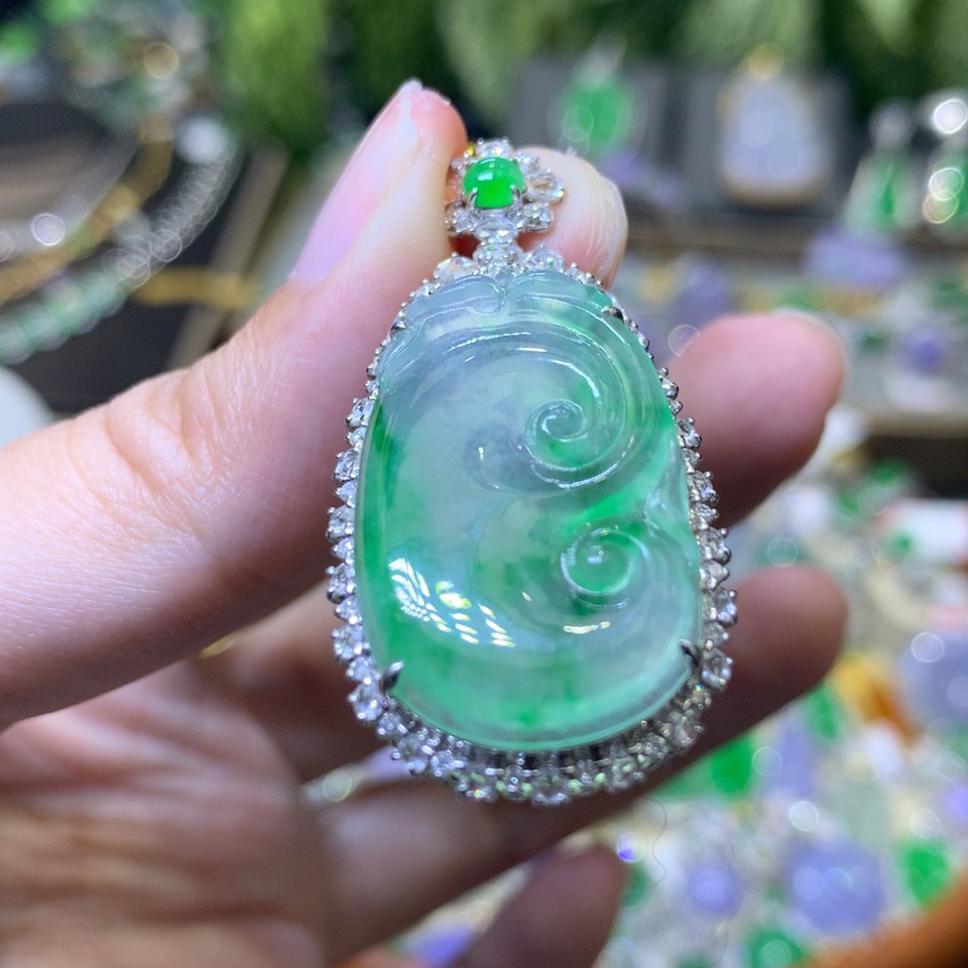 颈饰18K金镶嵌翡翠