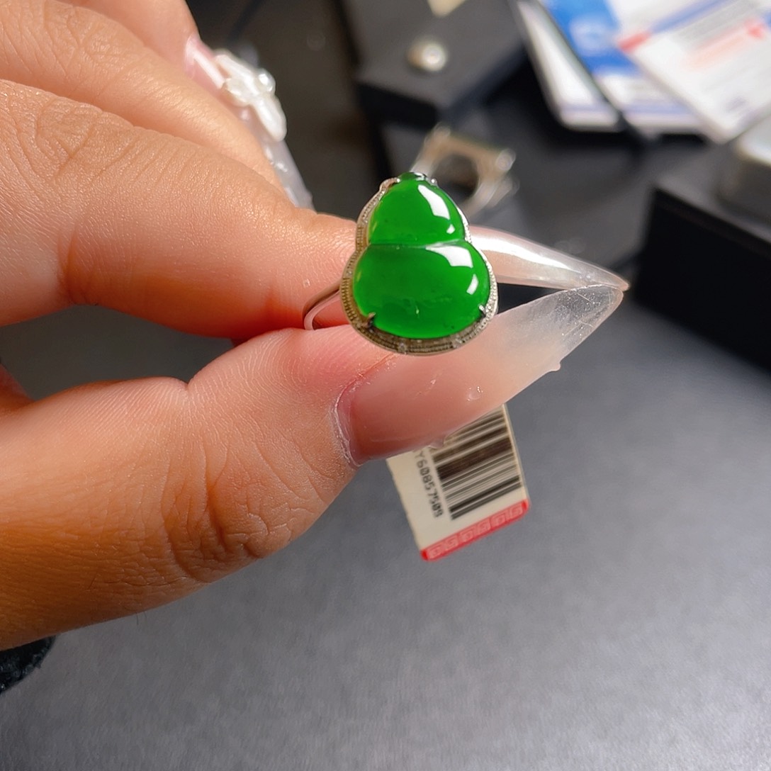 18K金镶嵌戒指翡翠葫芦