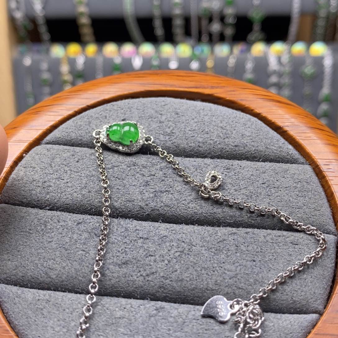 翡翠银S925镶嵌颈饰符**?