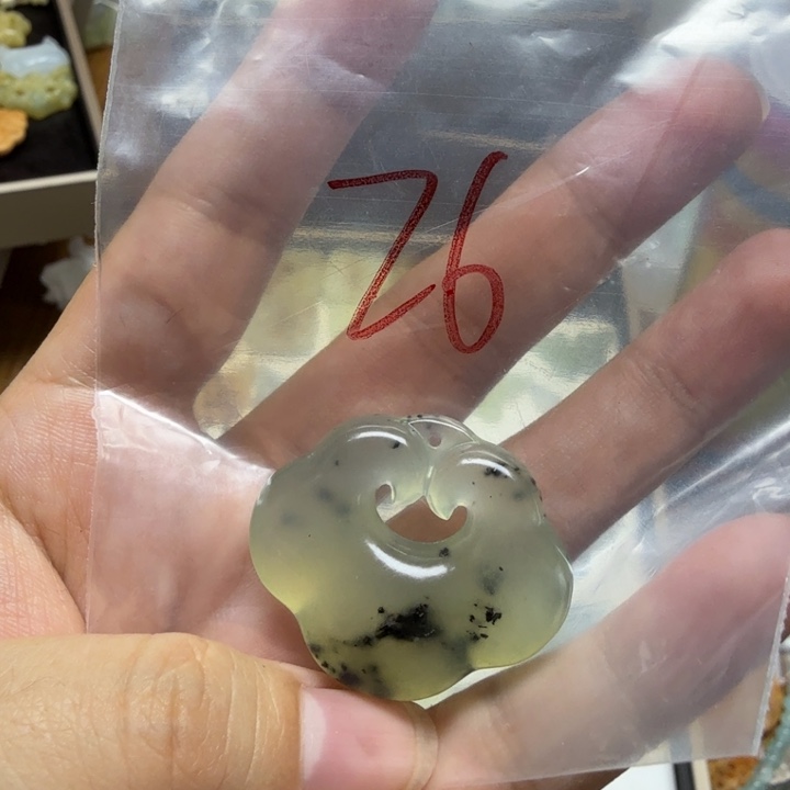 透闪石-蛇纹石玉吊坠未镶嵌