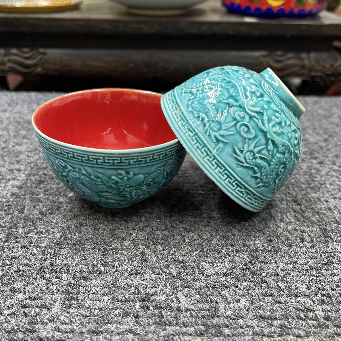 双色釉浮雕龙纹压手杯主人杯