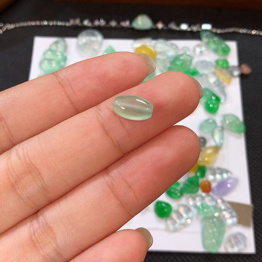 翡翠裸石饱满枣珠