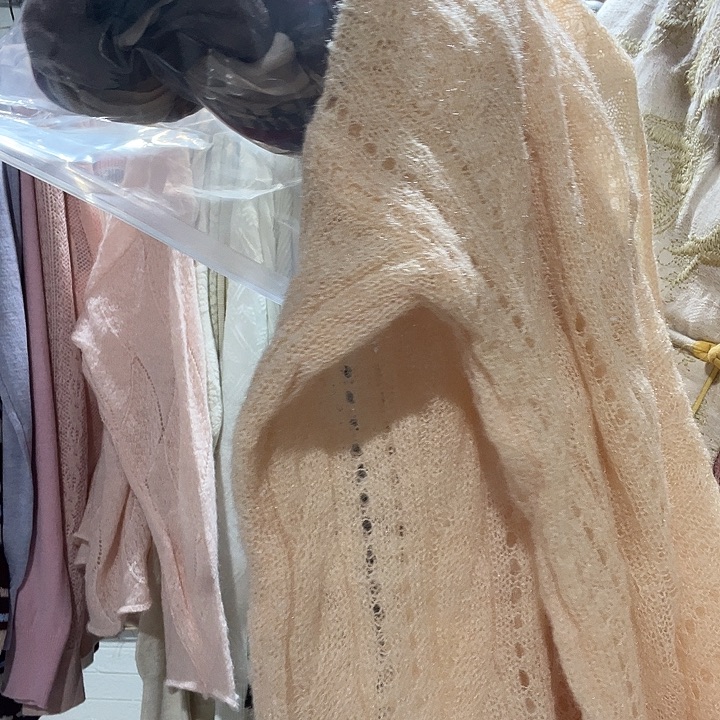 若***红黄灰拼接棉纱围