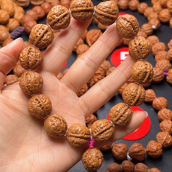 文玩核桃吊坠小麒麟