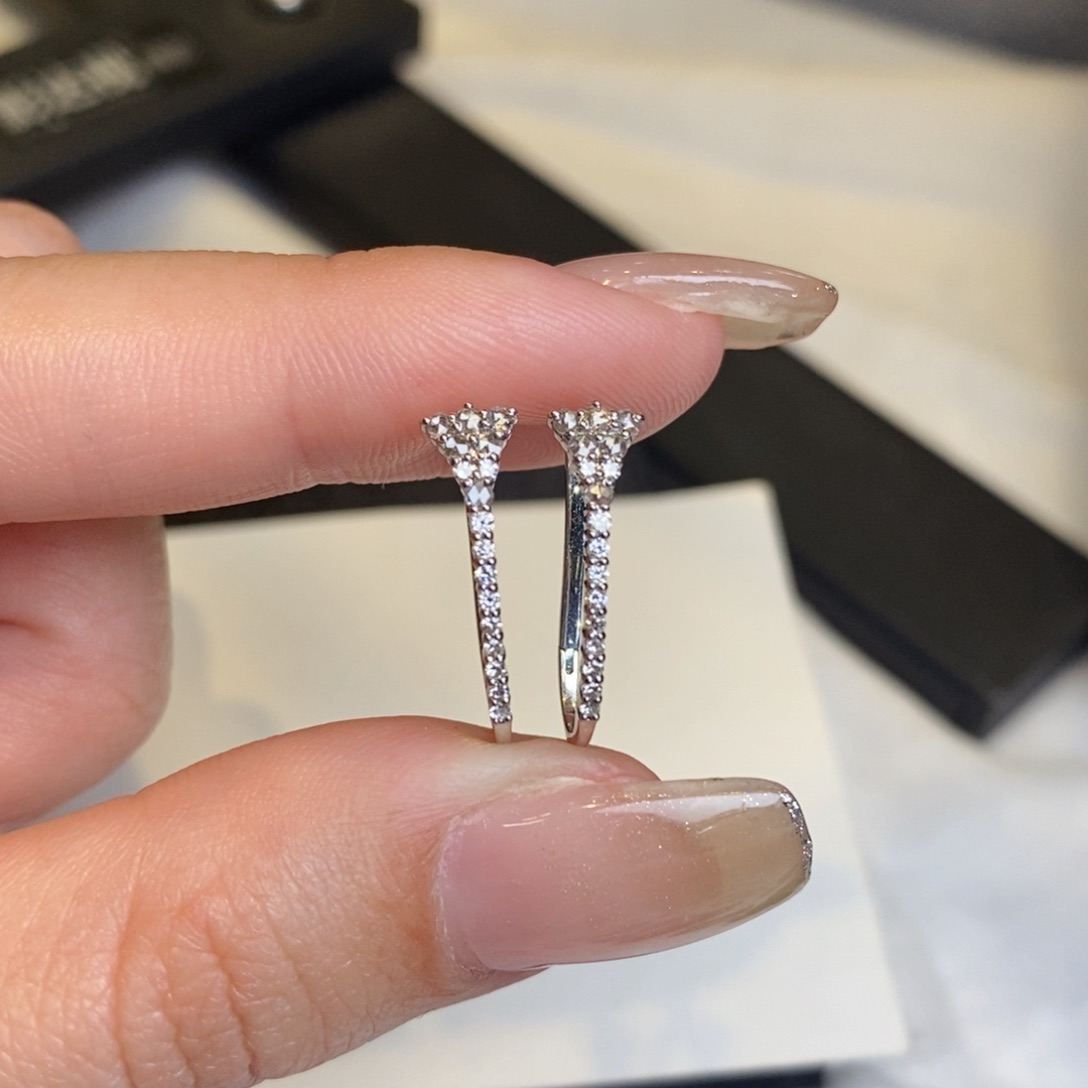 钻石耳饰18K金镶嵌设计款单排耳扣（可穿福贝）