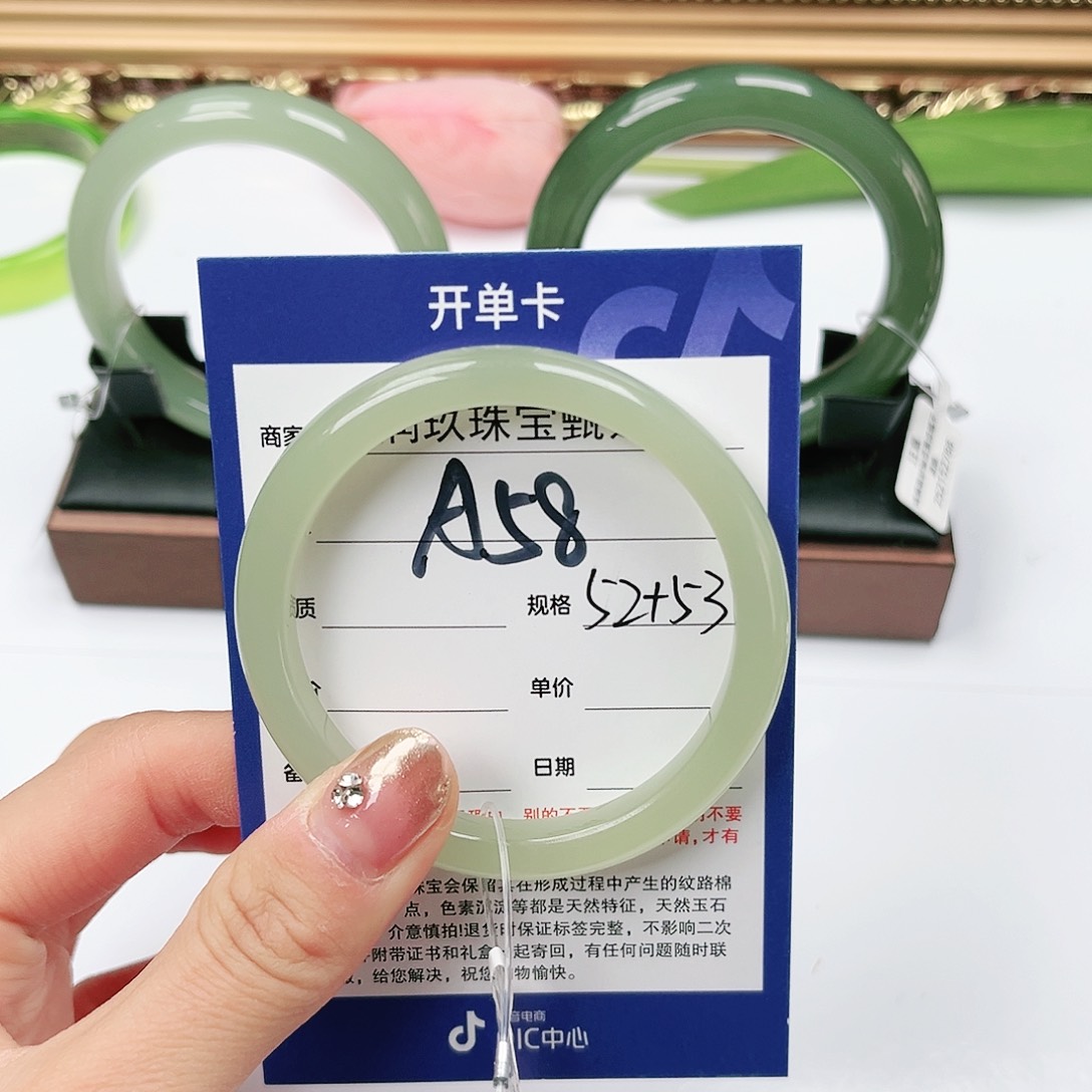 和田玉手镯未镶嵌?*