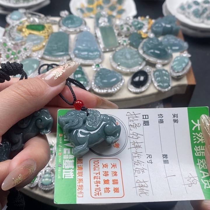 翡翠颈饰未镶嵌翡翠