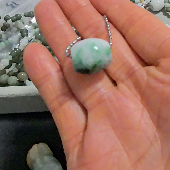 翡翠颈饰未镶嵌路路通