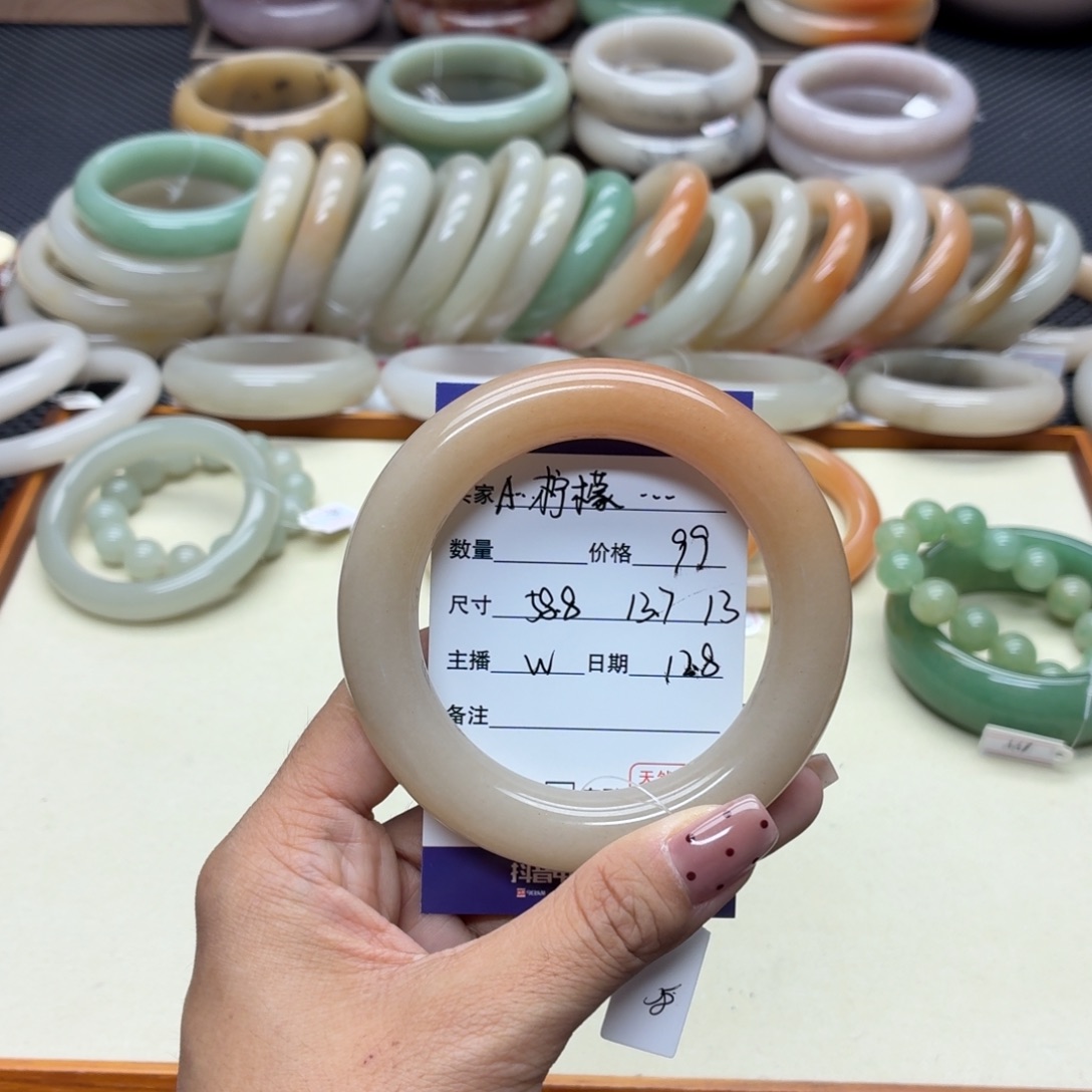 A***萌石英质玉未镶嵌手镯