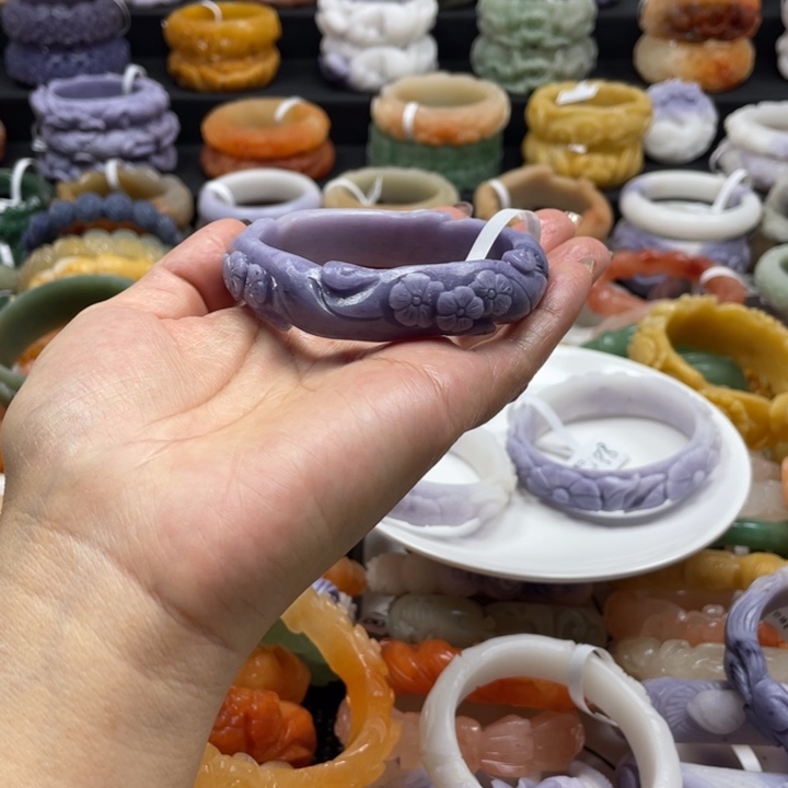 颜***九石英质玉未镶嵌手镯