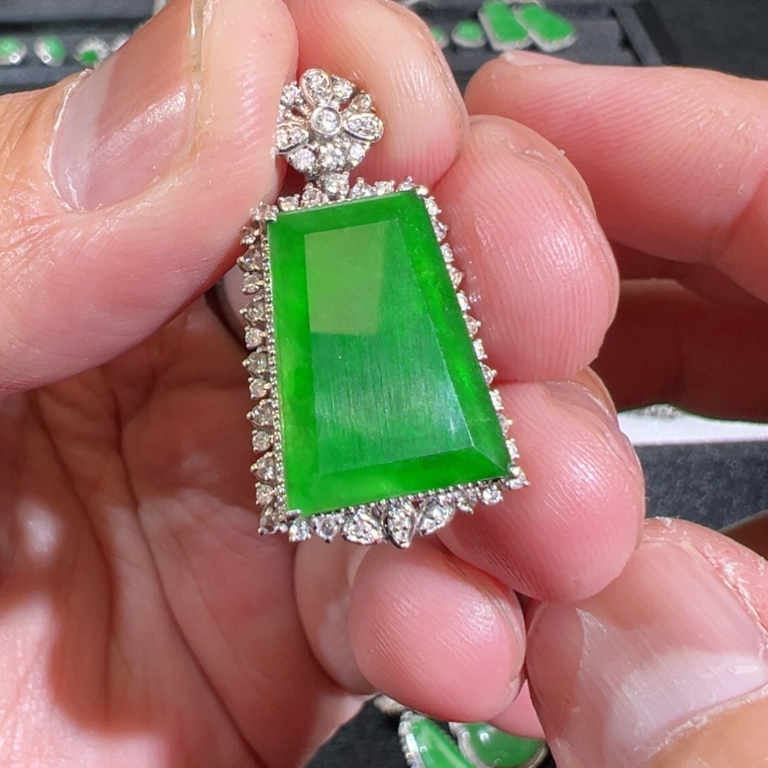 【闪购商品】翡翠吊坠(不含链)18K金镶嵌