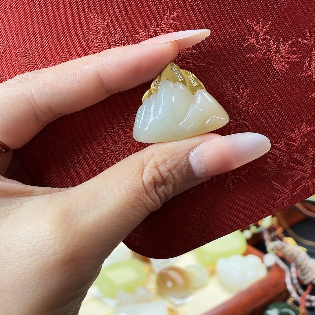 伊***尔和田玉18K金镶嵌颈饰