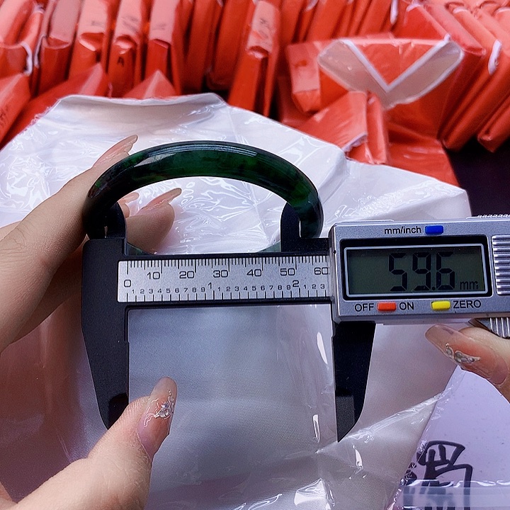 翡翠手镯未镶嵌166。