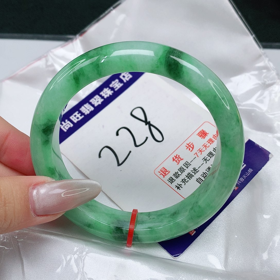 翡翠手镯未镶嵌翡翠12