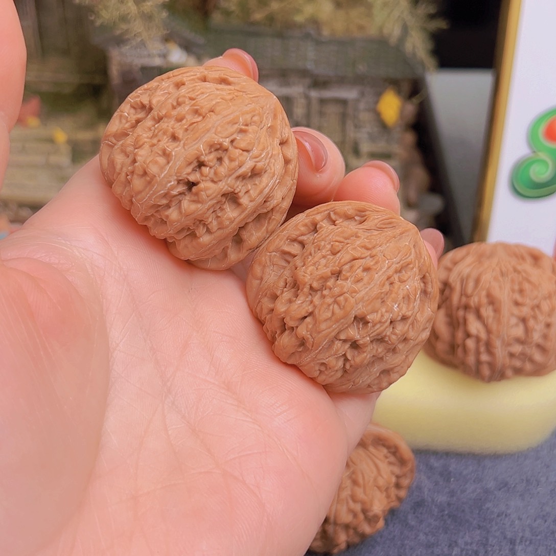 文玩核桃吊坠张*程红宝石38