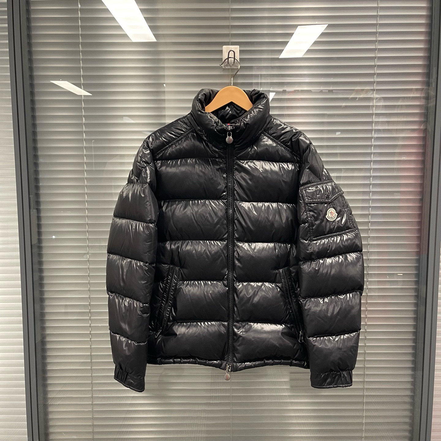99新 MONCLER 经典爆款徽标maya羽绒服 3码 没帽子 #10002