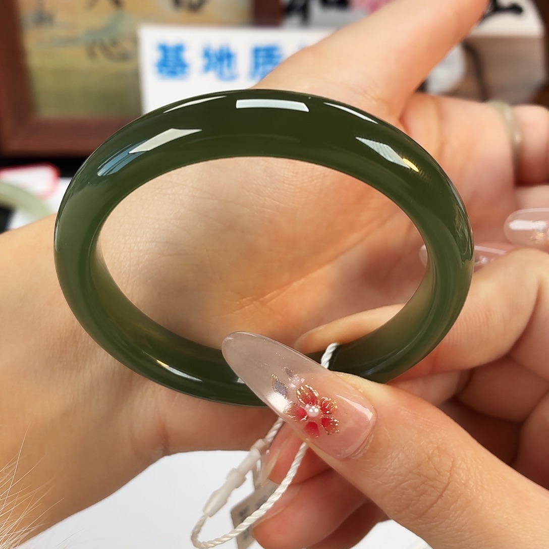 和田玉未镶嵌手镯