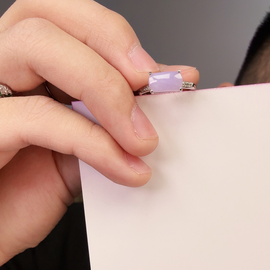 翡翠颈饰18K金镶嵌小**?一件