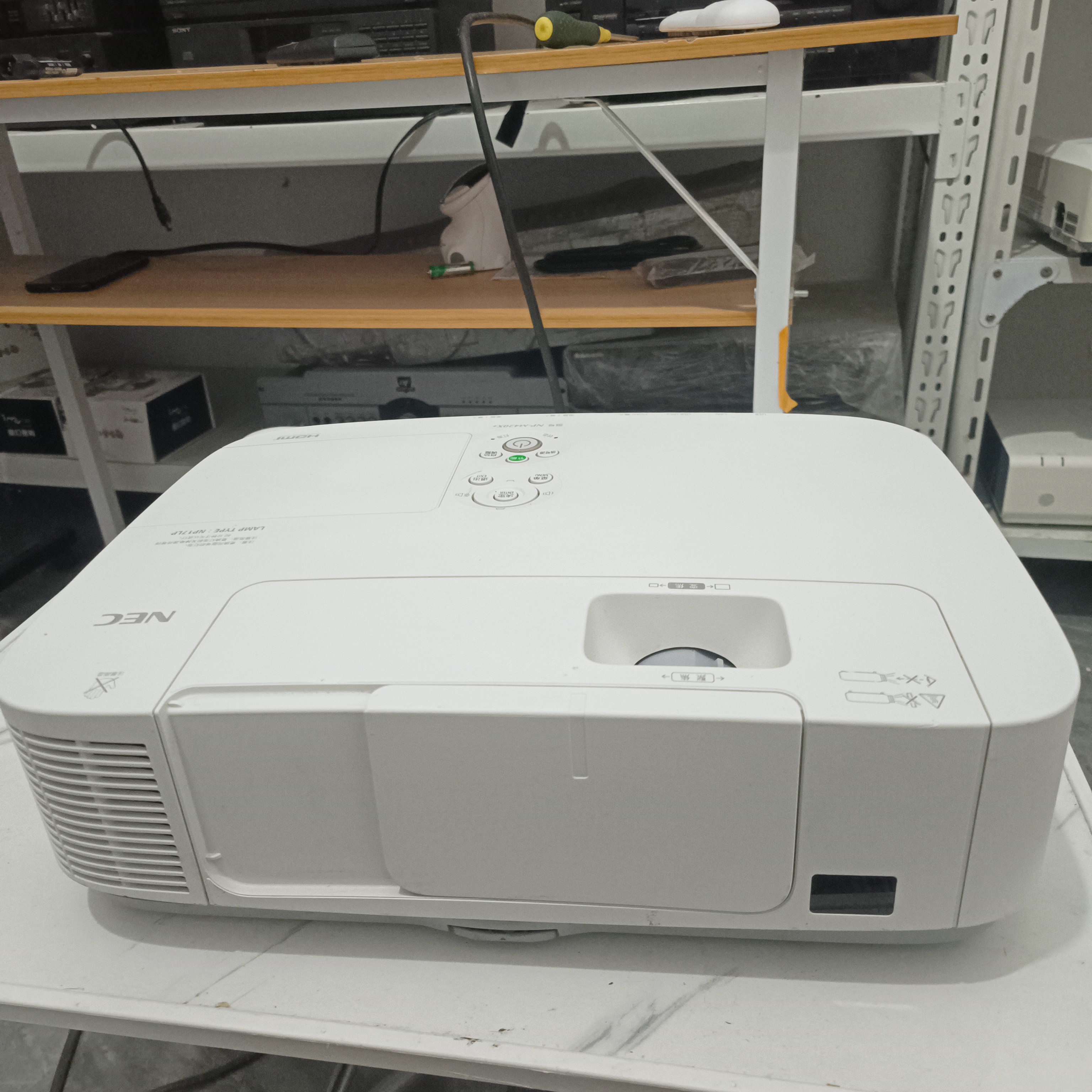 9新 NEC420高流明二手投影高清3LCD