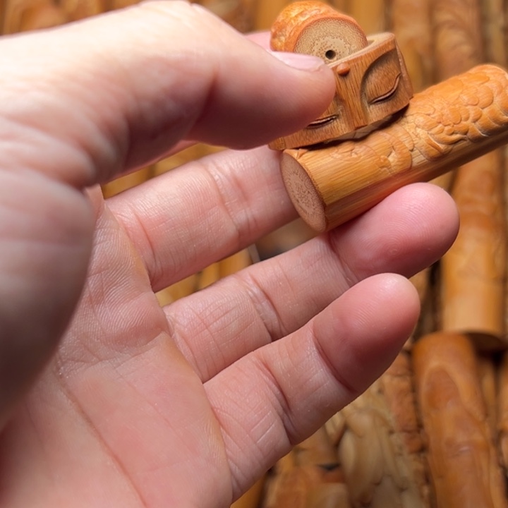 良***实心竹雕刻手把件